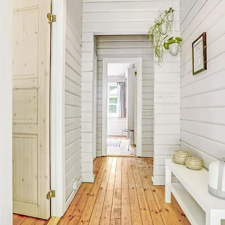 2 Bedroom Beautiful In Holiday home